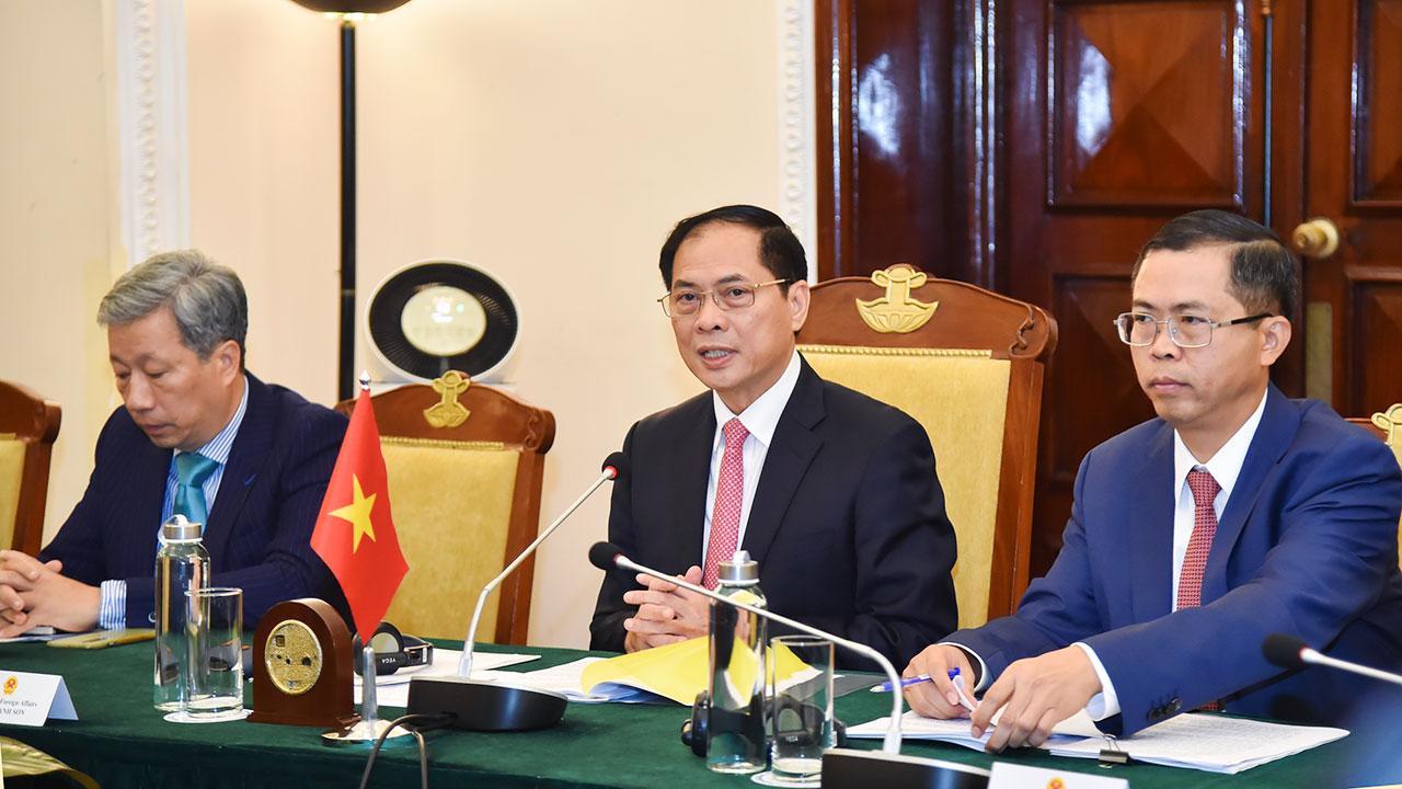 Bộ trưởng Bộ Ngoại giao Bùi Thanh Sơn (giữa) phát biểu. Ảnh: BNG