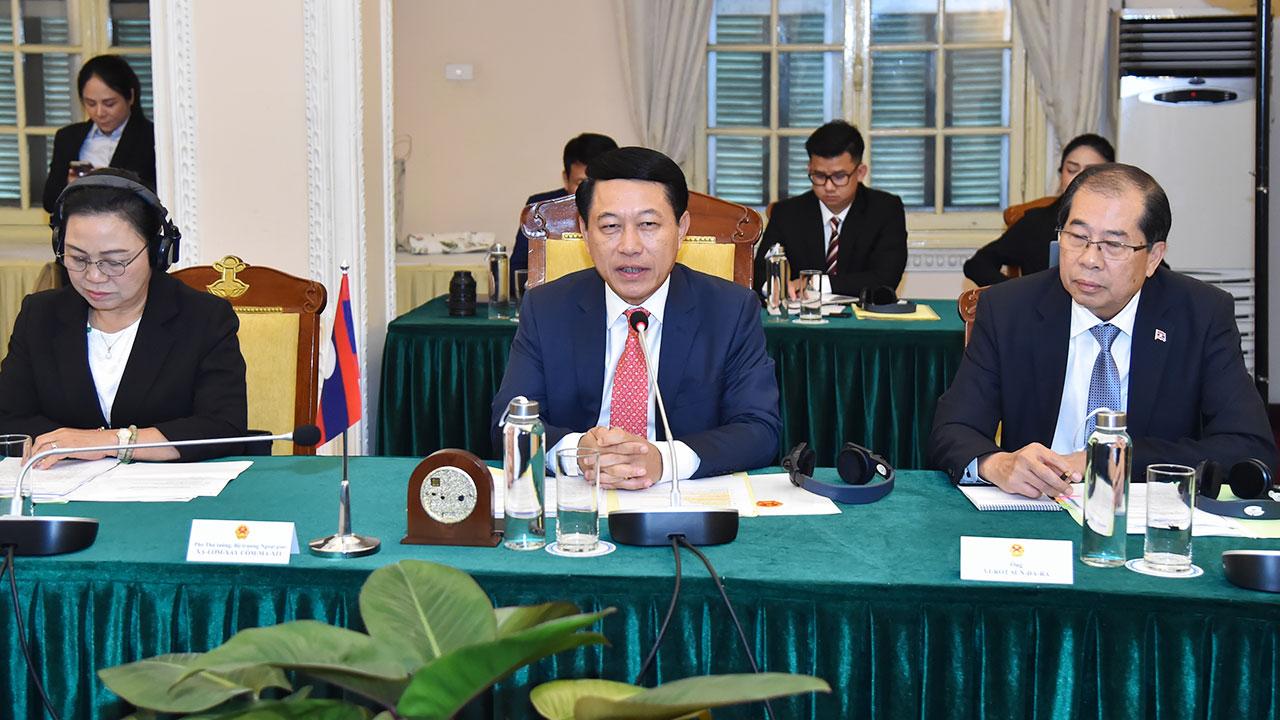 Phó Thủ tướng, Bộ trưởng Ngoại giao Saleumxay Kommasith (giữa) phát biểu. Ảnh: BNG
