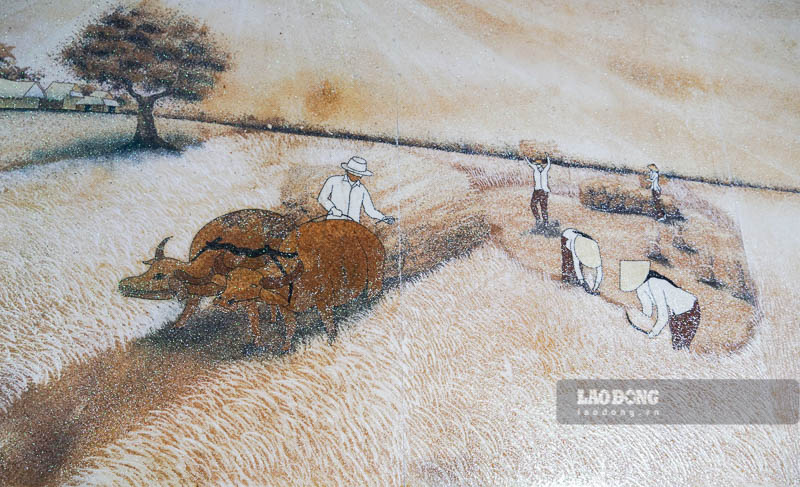 Bức tranh “Cây lúa Sóc Trăng xưa và nay” có 15 sắc độ từ trắng nhất đến màu tối đen. Ảnh: Phương Anh