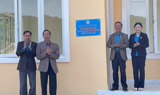 LĐLĐ tỉnh Lâm Đồng, LĐLĐ huyện Lạc Dương trao tặng Khu tập thể giáo viên cho Trường THCS Đưng K’Nớ. Ảnh: Mai Hương