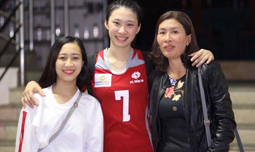 Chủ công Phạm Thị Nguyệt Anh (giữa), em gái (trái) và mẹ.  Ảnh: Nhân vật cung cấp