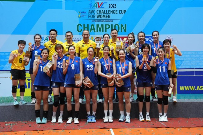 Phạm Thị Nguyệt Anh (số 8) cùng đội tuyển bóng chuyền nữ Việt Nam giành chức vô địch AVC Challenge Cup 2023. Ảnh: VFV 