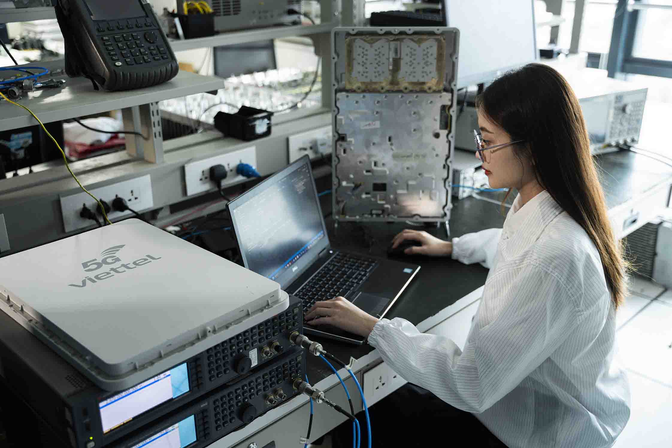 Khối vô tuyến trạm thu phát sóng 5G được lắp đặt tại Hà Nội. Ảnh: Viettel High Tech