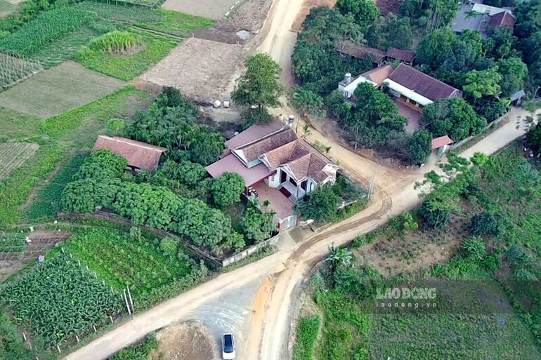 Ngôi nhà của ông Ngô Văn Xạ tại xóm Lở, xã Lương Nha, huyện Thanh Sơn. Ảnh: Tô Công.