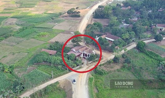 Ngôi nhà của gia đình ông Ngô Văn Xạ nằm giữa quy hoạch của tuyến đường 164 tỉ. Ảnh: Tô Công.