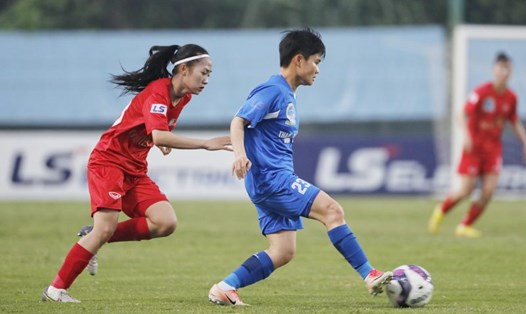 Phong Phú Hà Nam (đỏ) thua 0-3 trước Than Khoáng sản Việt Nam ở vòng 3 giải bóng đá nữ vô địch quốc gia 2023. Ảnh: VFF