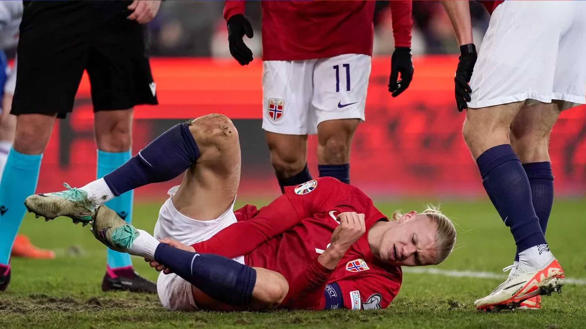Haaland dính chấn thương khi chơi tại vòng loại EURO 2024 trong màu áo đội tuyển Na Uy. Ảnh: Football London