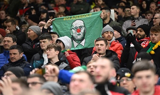 Dù đã bắt đầu có thêm chủ mới nhưng những dòng chữ "Glazers Out" vẫn xuất hiện đều đặn trên khán đài Old Trafford. Ảnh: AFP