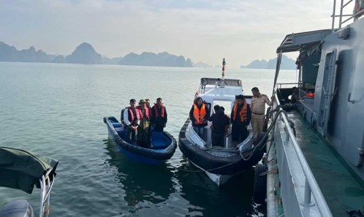 Lực lượng chức năng tiếp cận các thuyền viên gặp nạn trên biển để cứu hộ. Ảnh: Nguyễn Chiến