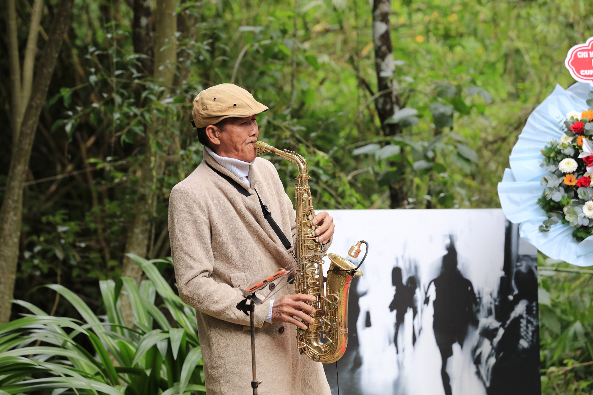 Nghệ sĩ trình diễn Saxophone tại “Cung đường nghệ thuật Đà Lạt“. Ảnh: ĐL