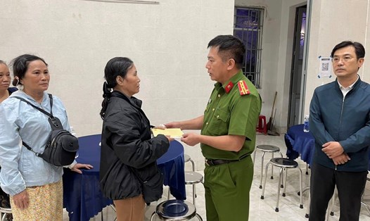 Đại tá Nguyễn Văn Tăng - Phó Giám đốc Công an thành phố Đà Nẵng - thăm hỏi, chia buồn và hỗ trợ gia đình ông Trần Minh Thành. Ảnh: Tiên Sa