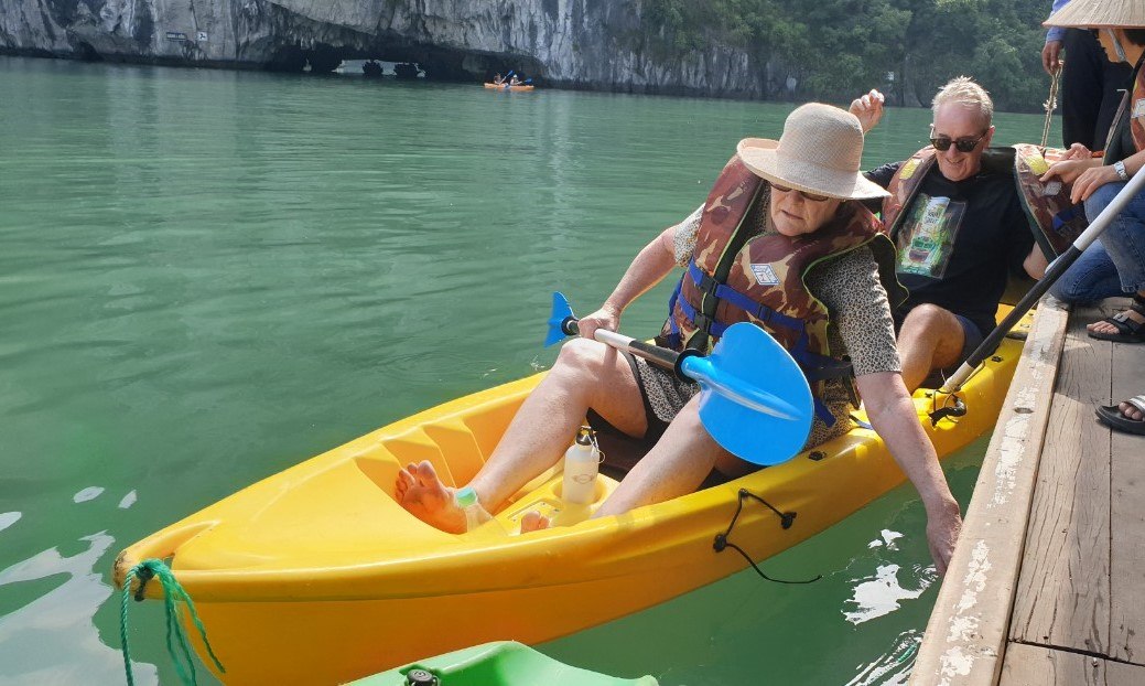 Cặp vợ chồng du khách Australia trải nghiệm trèo thuyền kayak tham quan vịnh Hạ Long. Ảnh: Nguyễn Hùng