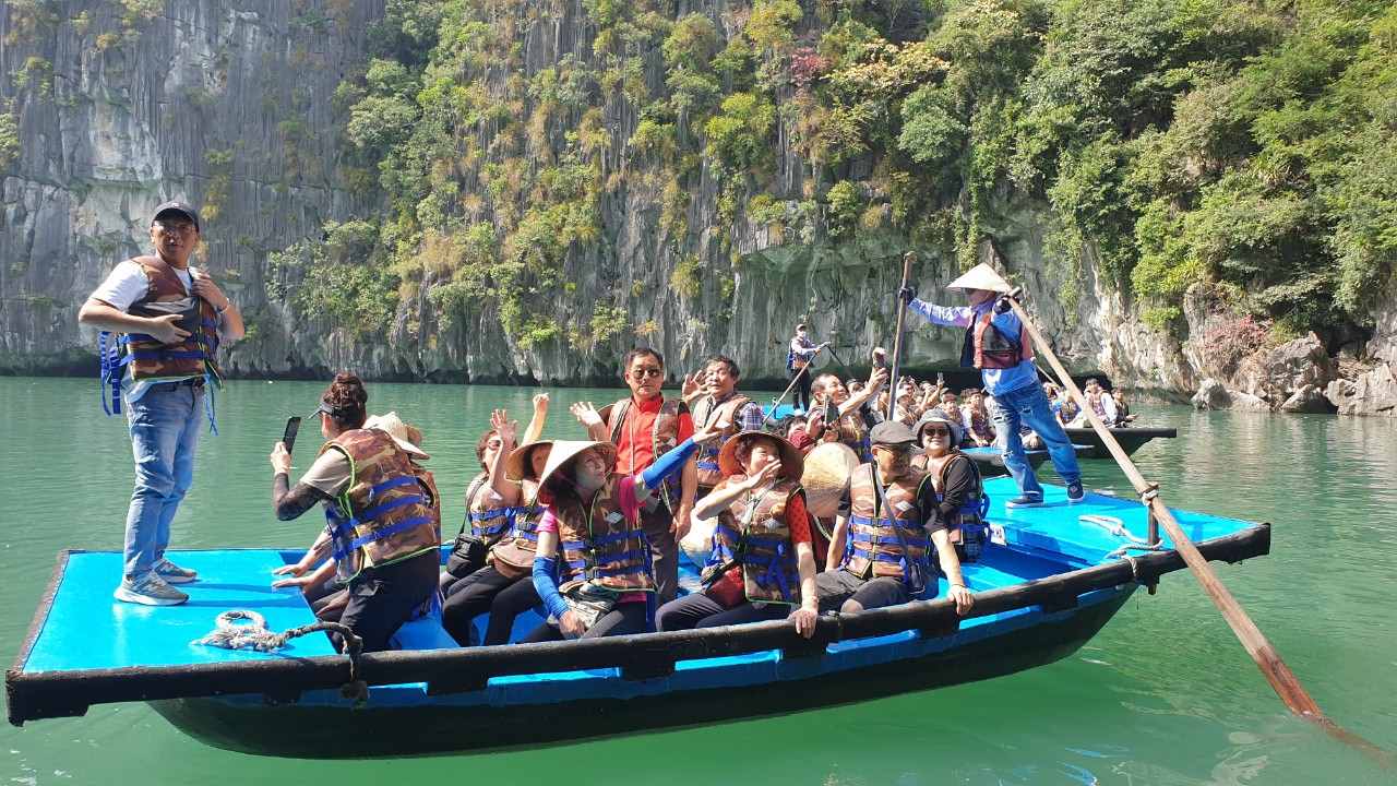 Một đoàn khách nước ngoài tham quan hang Luồn trưa 21.11.2023. Ảnh: Nguyễn Hùng