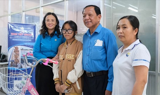Công đoàn TP Cần Thơ trao xe đạp cho em Phạm Thị Ngọc Châu (con của công nhân Nguyễn Thị Huyền Trân). Ảnh: Phong Linh