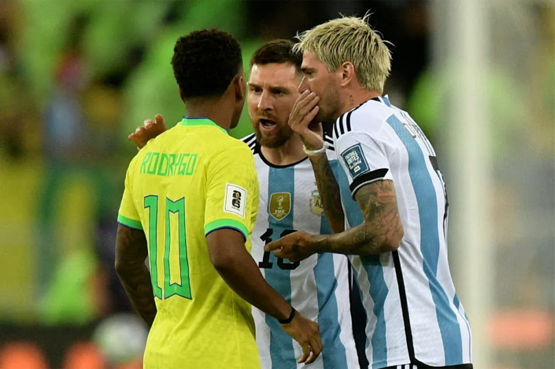 Ngay cả một người điềm tĩnh như Messi cũng không giữ nổi sự bình tĩnh. Ảnh: AFP