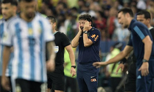 Nỗi thất vọng của Fernando Diniz khi Brazil thất bại trước Argentina. Ảnh: AFP