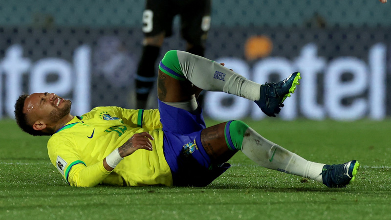 Neymar dính chấn thương nặng trong trận đấu với Uruguay và sẽ vắng mặt dài hạn. Ảnh: AFP