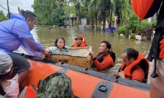Lực lượng chức năng Philippines giải cứu người dân bị mắc kẹt trong lũ lụt ở Catarman, Bắc Samar khi mưa lớn liên tục xảy ra do đường cắt gió và vùng áp thấp gây ra. Ảnh: Philippines Coast Guard
