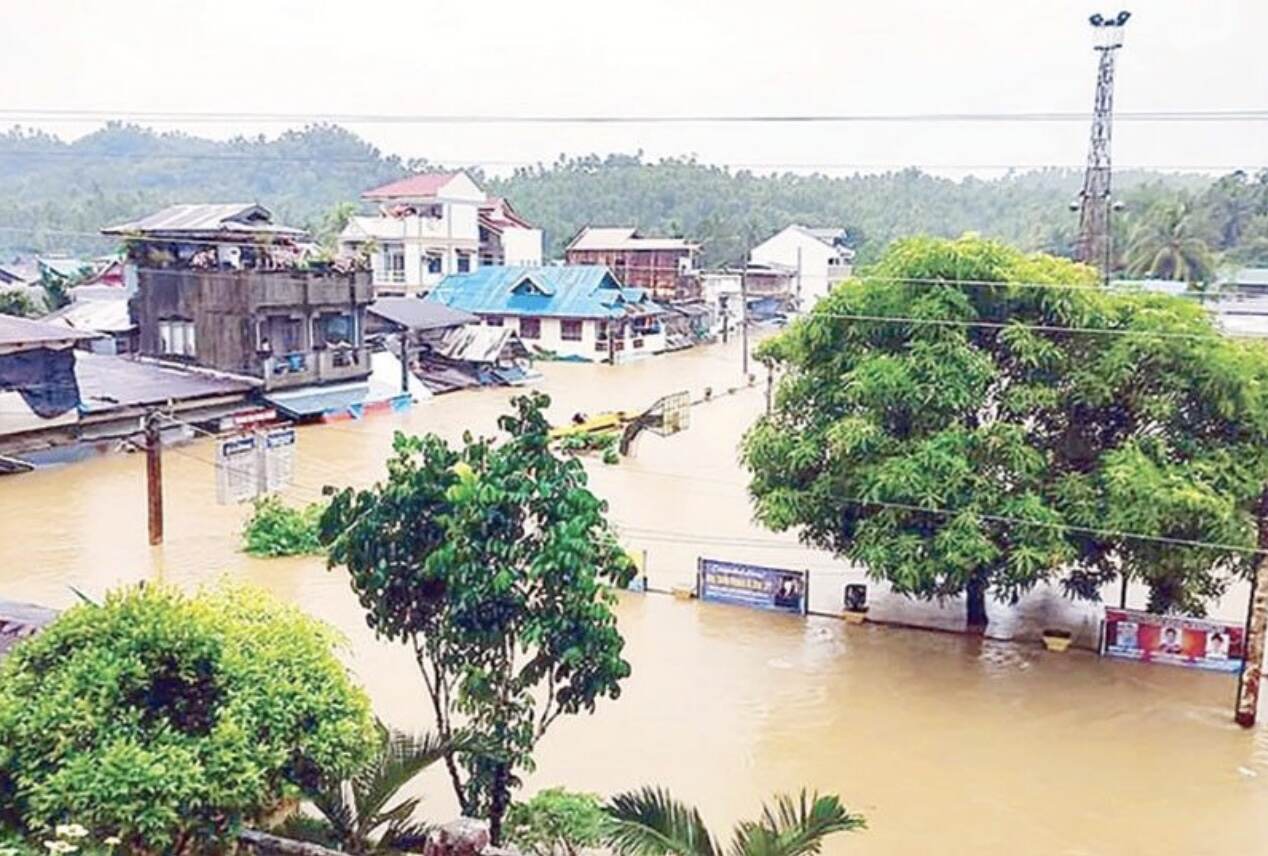 Áp thấp cùng các điều kiện thời tiết khác đang gây lũ lụt nặng nề ở Philippines. Ảnh: 