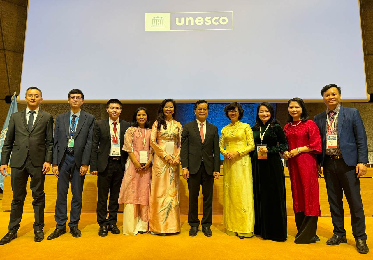 Đoàn Việt Nam tham dự Kỳ họp Đại hội đồng lần thứ 24 các quốc gia thành viên Công ước Bảo vệ Di sản Văn hóa và Thiên nhiên Thế giới (Công ước Di sản Thế giới). Ảnh: Cục Di sản văn hóa