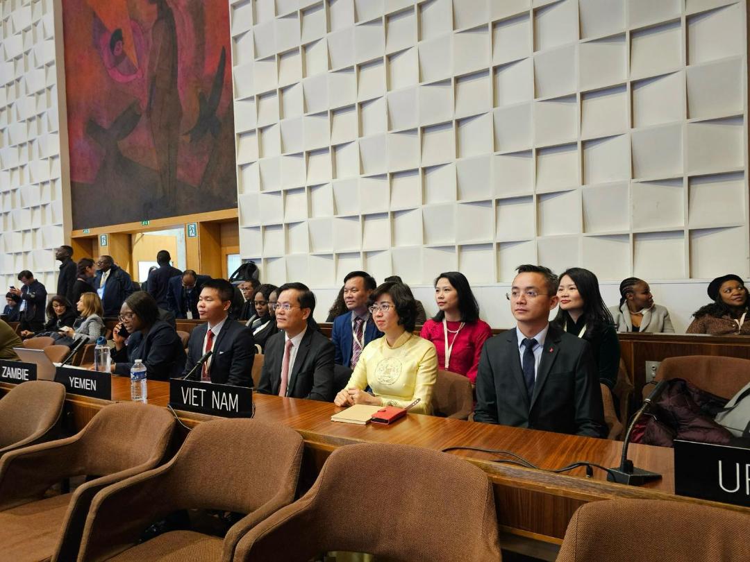 Thứ trưởng Bộ Ngoại giao Hà Kim Ngọc (ngồi đầu tiên từ phải sang), Chủ tịch Ủy ban Quốc gia UNESCO Việt Nam, Trưởng đoàn Việt Nam tham dự Kỳ họp. Ảnh: BNG