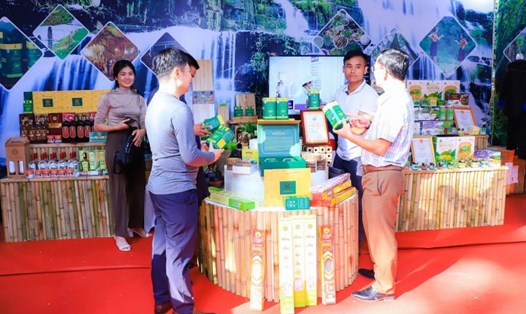 Gian hàng giới thiệu sản phẩm OCOP đặc trưng của các huyện miền Tây Nghệ An Quế Phong, Quỳ Châu, Quỳ Hợp. Ảnh Hải Đăng