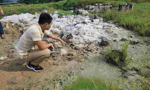 Kiểm tra khu đất ở xã Suối Tiên, phát hiện bãi rác lộ thiên do Công ty CP Thủy sản Bạc Liêu đổ. Ảnh: Hữu Long