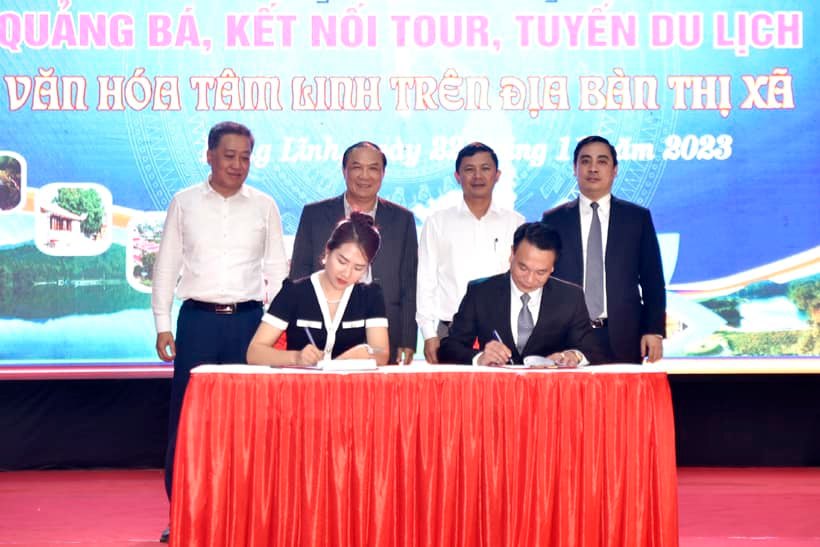 Lễ kí kết chương trình hợp tác. Ảnh: Hồng Lĩnh.
