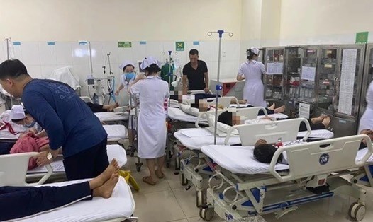 Các em học sinh tiểu học nằm điều trị tại khoa cấp cứu  ở Bệnh viện Thiện Hạnh, TP.Buôn Ma Thuột, tỉnh Đắk Lắk sau khi uống trà sữa tại một cơ sở kinh doanh nước giải khát trên địa bàn. Ảnh: Cao Nguyên

