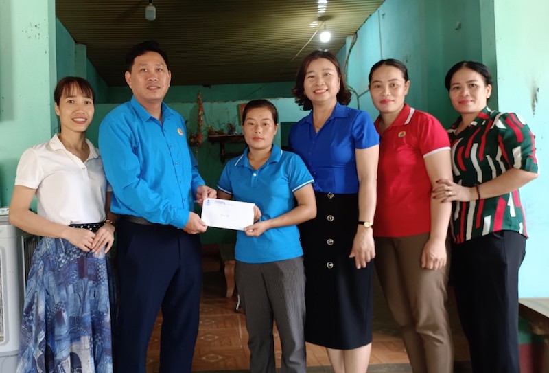 Lãnh đạo LĐLĐ huyện Sơn Dương (Tuyên Quang) trao hỗ trợ cho gia đình chị Nông Thị Nhuần. Ảnh: LĐLĐ Sơn Dương