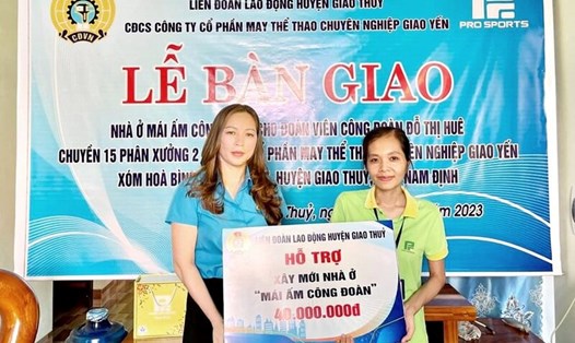 Lãnh đạo LĐLĐ huyện Giao Thuỷ (Nam Định) trao hỗ trợ Mái ấm Công đoàn cho gia đình đoàn viên Đỗ Thị Huê. Ảnh: CĐ Giao Thuỷ
