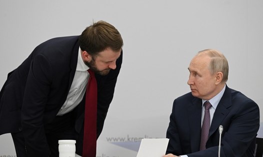 Tổng thống Nga Vladimir Putin và cố vấn Maksim Oreshkin. Ảnh: Sputnik