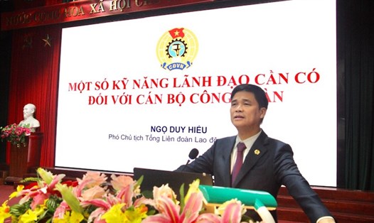  Ông Ngọ Duy Hiểu - Phó Chủ tịch Tổng Liên đoàn Lao động Việt Nam - truyền đạt các nội dung tại hội nghị. Ảnh: Quyết Chiến