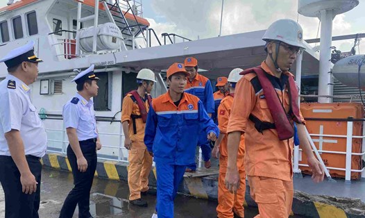 Đón các thuyền viên tàu cá QNg.90251-TS lên bờ. Ảnh: Trung tâm Phối hợp tìm kiếm, cứu nạn hàng hải Việt Nam cung cấp
