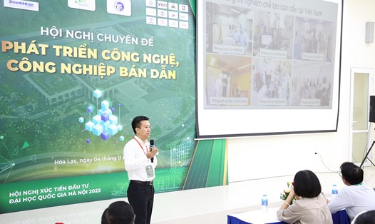 PGS. Nguyễn Trần Thuật trình bày báo cáo tại Hội nghị chuyên đề “Phát triển công nghệ, công nghiệp bán dẫn” do ĐHQG Hà Nội tổ chức, tháng 11.2023. Ảnh: NVCC