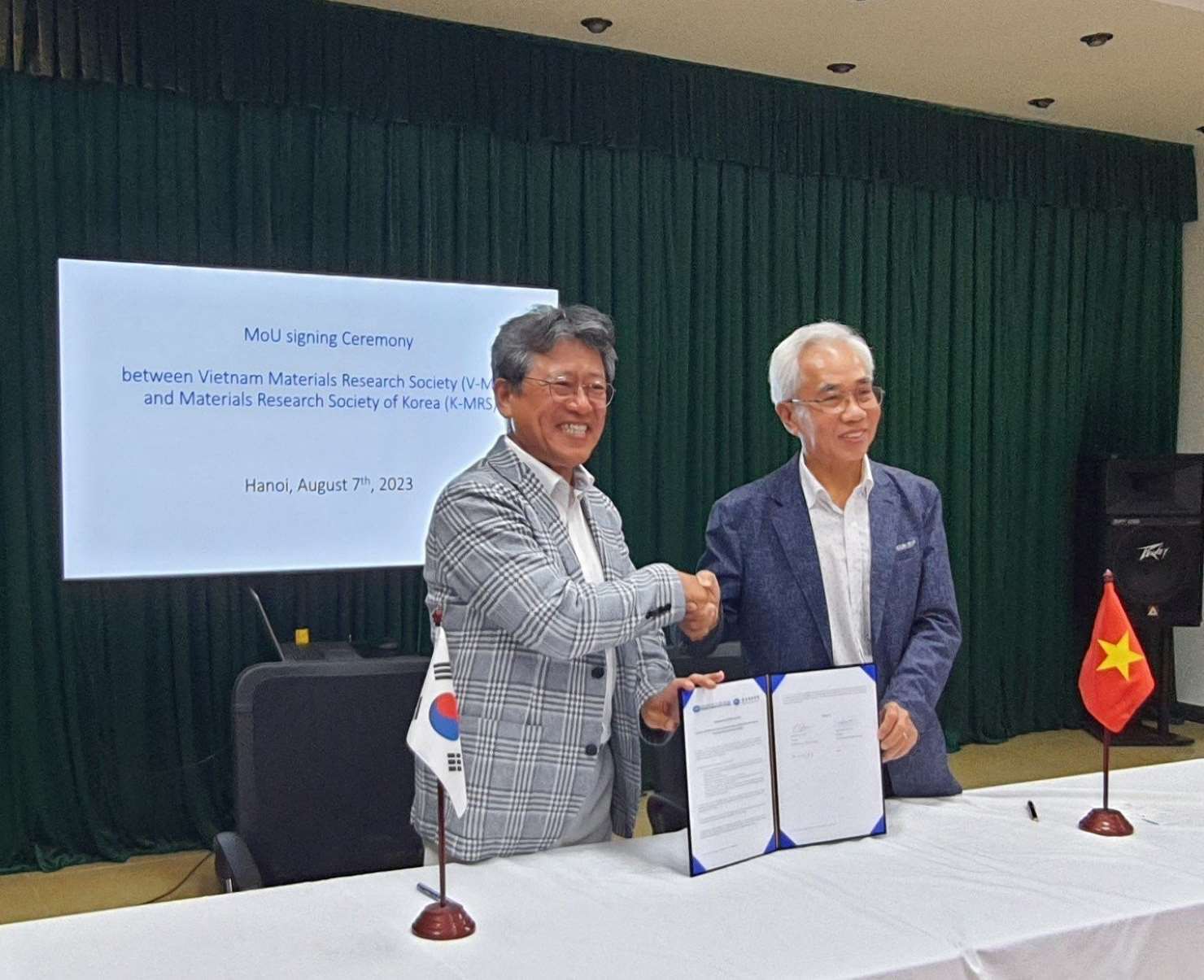 GS. Nguyễn Đức Chiến (phải) tại Lễ ký Biên bản ghi nhớ về hợp tác giữa Hội Khoa học Vật liệu Việt Nam và Hội Khoa học Vật liệu Hàn Quốc, tháng 8.2023. Ảnh: V-MRS