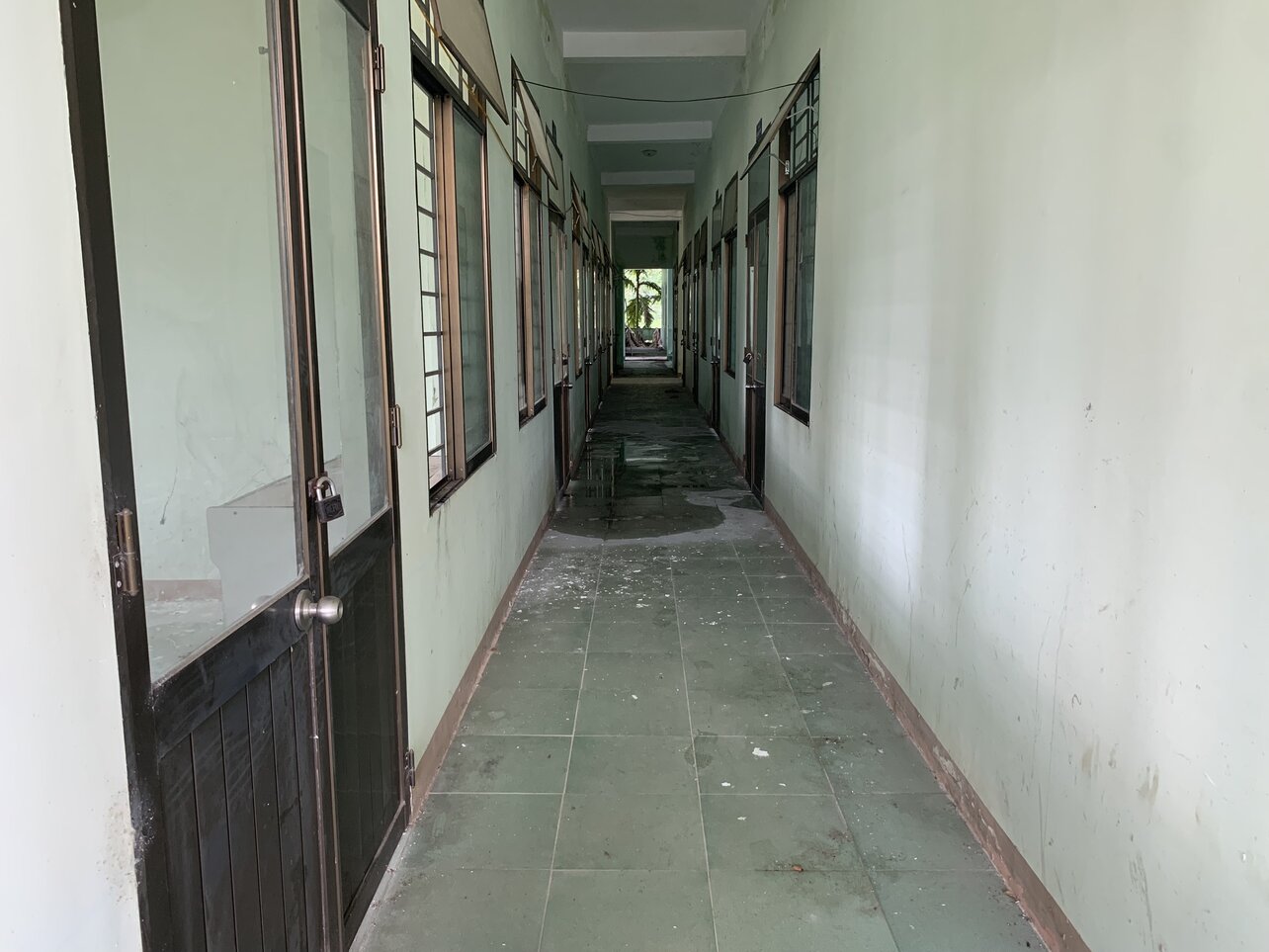 Nhiều dãy nhà làm việc của UBND huyện Tây Trà cũ còn rất mới, nhưng bị bỏ hoang sau khi sáp nhập huyện nên đã xuống cấp nghiêm trọng. Ảnh: Ngọc Viên