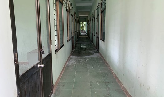 Nhiều dãy nhà làm việc của UBND huyện Tây Trà cũ còn rất mới, nhưng bị bỏ hoang sau khi sáp nhập huyện nên đã xuống cấp nghiêm trọng. Ảnh: Ngọc Viên