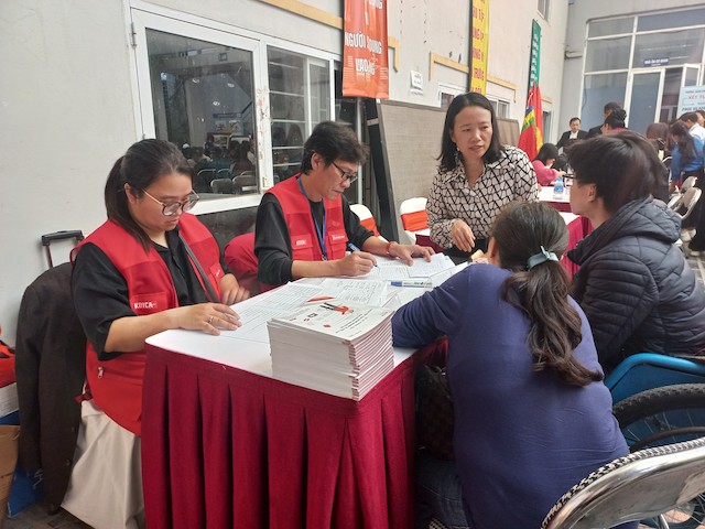 Lao động là người khuyết tật tìm kiếm việc làm tại phiên giao dịch việc làm sáng 23.11. Ảnh: Hạnh An. 