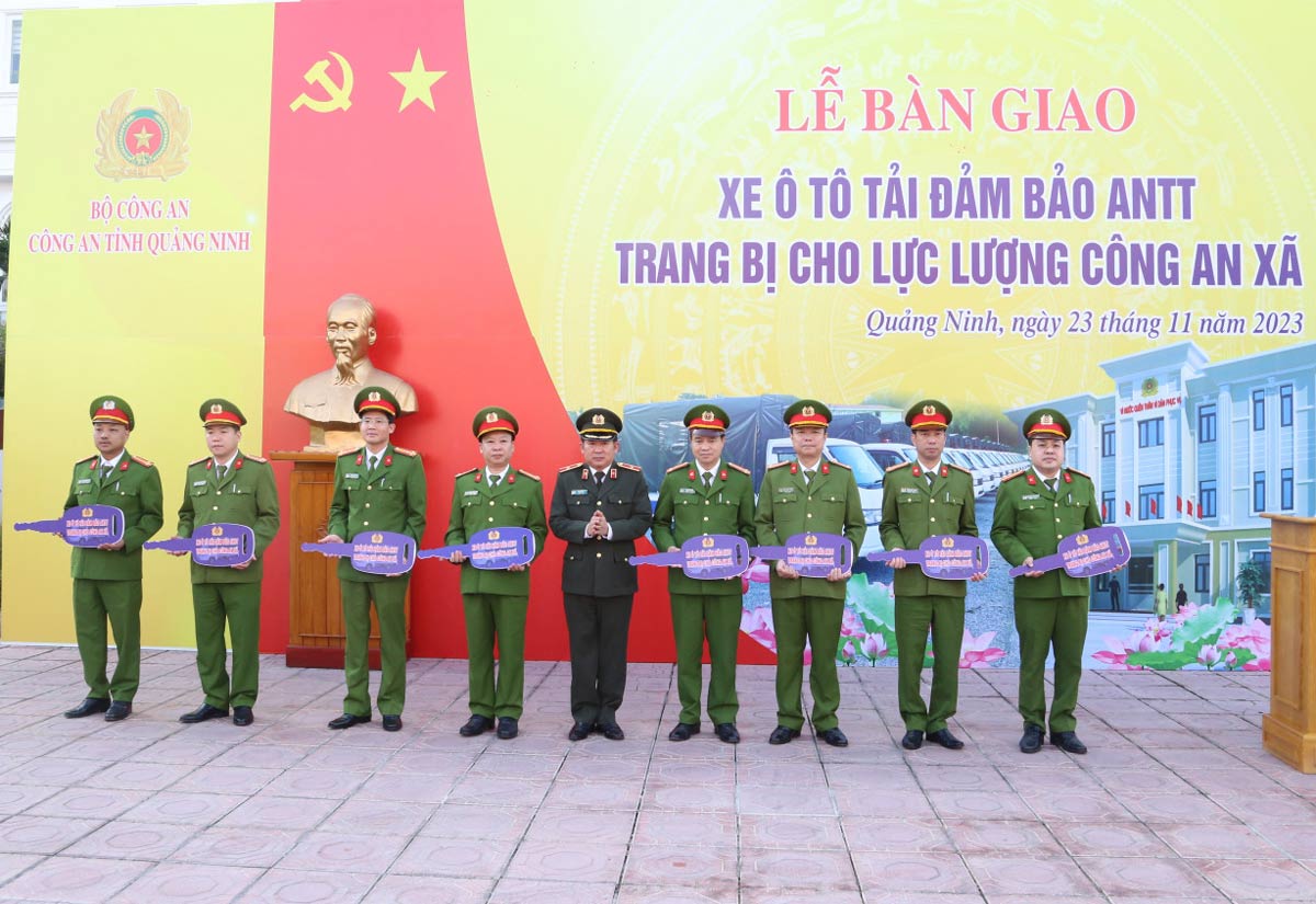 Thiếu tướng Đinh Văn Nơi trao chìa khóa xe cho các đơn vị. Ảnh: Công an Quảng Ninh