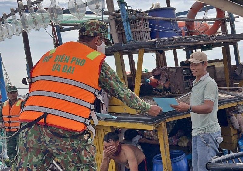 Lực lượng biên phòng tuyên truyền quy định pháp luật về khai thác thủy hải sản cho ngư dân. Ảnh: Hoàng Đạo.