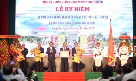 Chủ tịch nước Võ Văn Thưởng trao tặng Huân chương Hồ Chí Minh cho Đảng bộ và nhân dân tỉnh Long An. Ảnh: K.Q