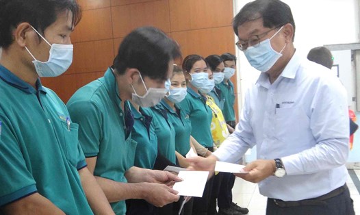 Lãnh đạo Công ty TNHH Hyosung Việt Nam tặng quà hỗ trợ cho công nhân, người lao động. Ảnh: Xuân Mai