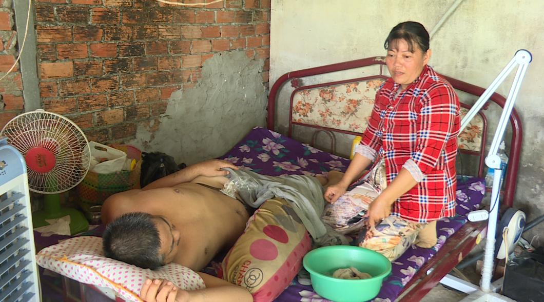 Chị Hiểu vừa chăm sóc chồng vừa lo toan hết mọi công việc trong nhà. Ảnh: NVCC