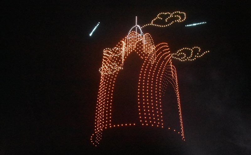 Màn biểu diễn drone light tại Festival Biển Nha Trang. Ảnh: Hữu Long