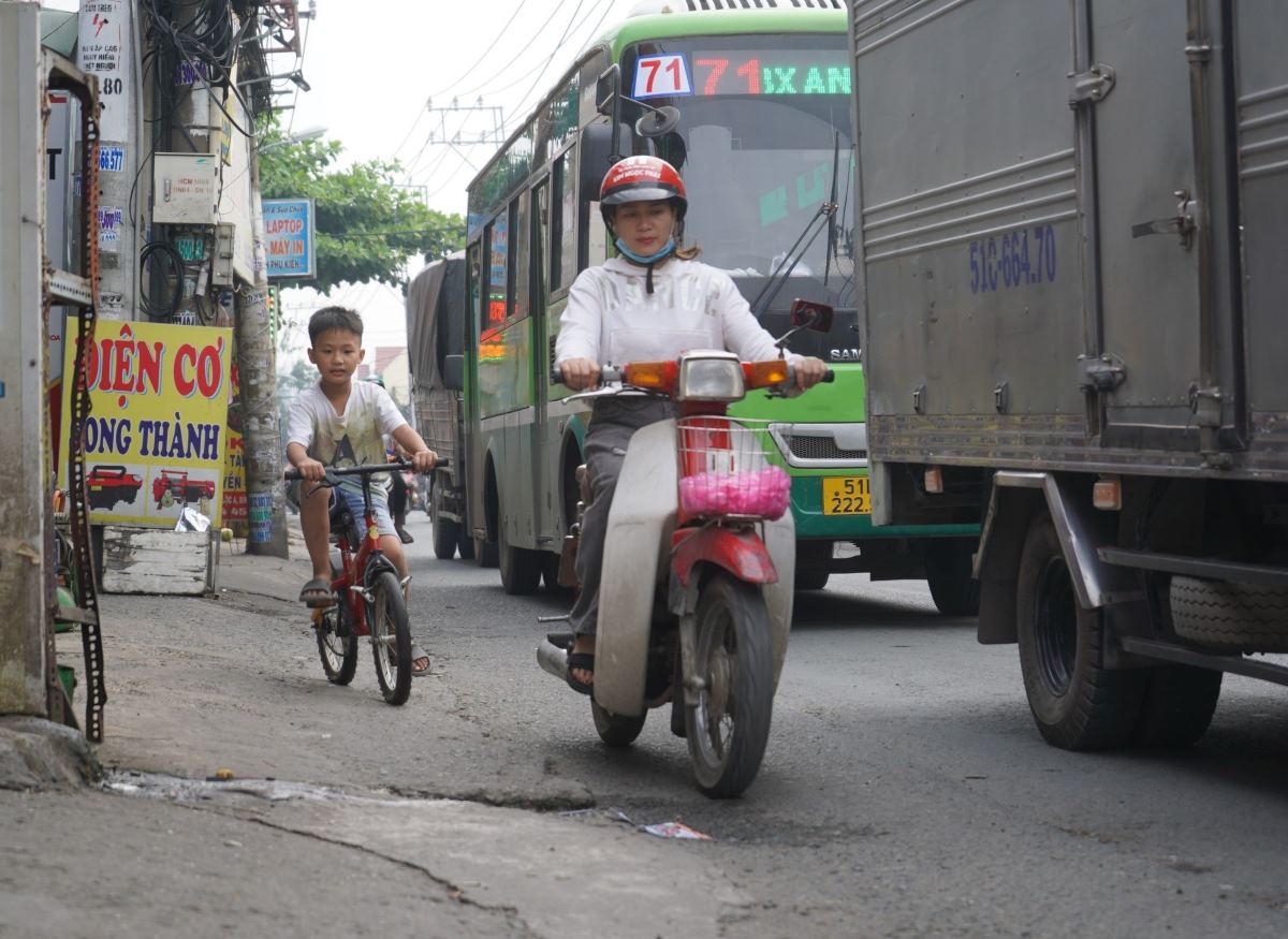 Ông Phan Văn Quyền (68 tuổi, huyện Bình Chánh) cho biết, đường Vĩnh Lộc thường xuyên xảy ra tình trạng kẹt xe, gây khó khăn cho việc đi lại và kinh doanh. Do đó, người dân ai cũng mong muốn đường sẽ sớm được nâng cấp để giảm tình trạng ùn tắc và thuận lợi cho người dân kinh doanh, buôn bán.
