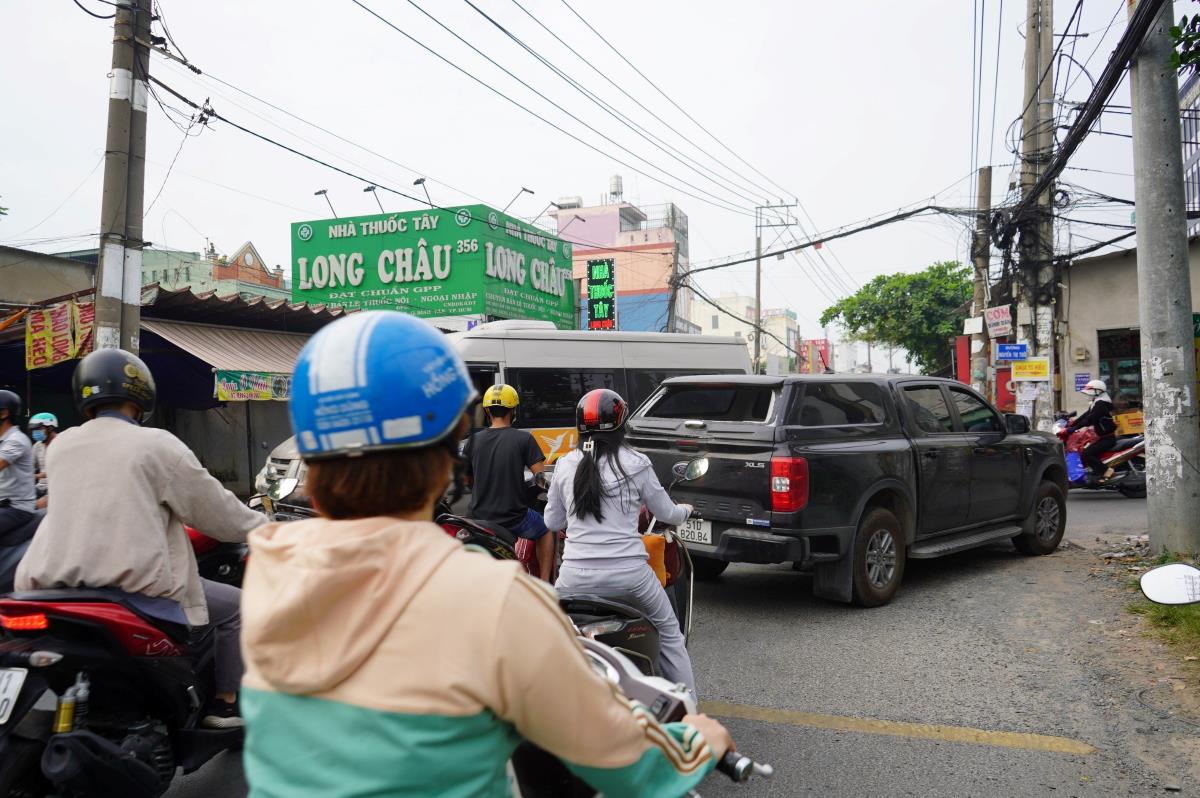 Ghi nhận của Lao Động sáng ngày 23.11, nhiều phương tiện đổ ra từ các con đường kết nối vào đường Vĩnh Lộc gây ra tình trạng xung đột giao thông.