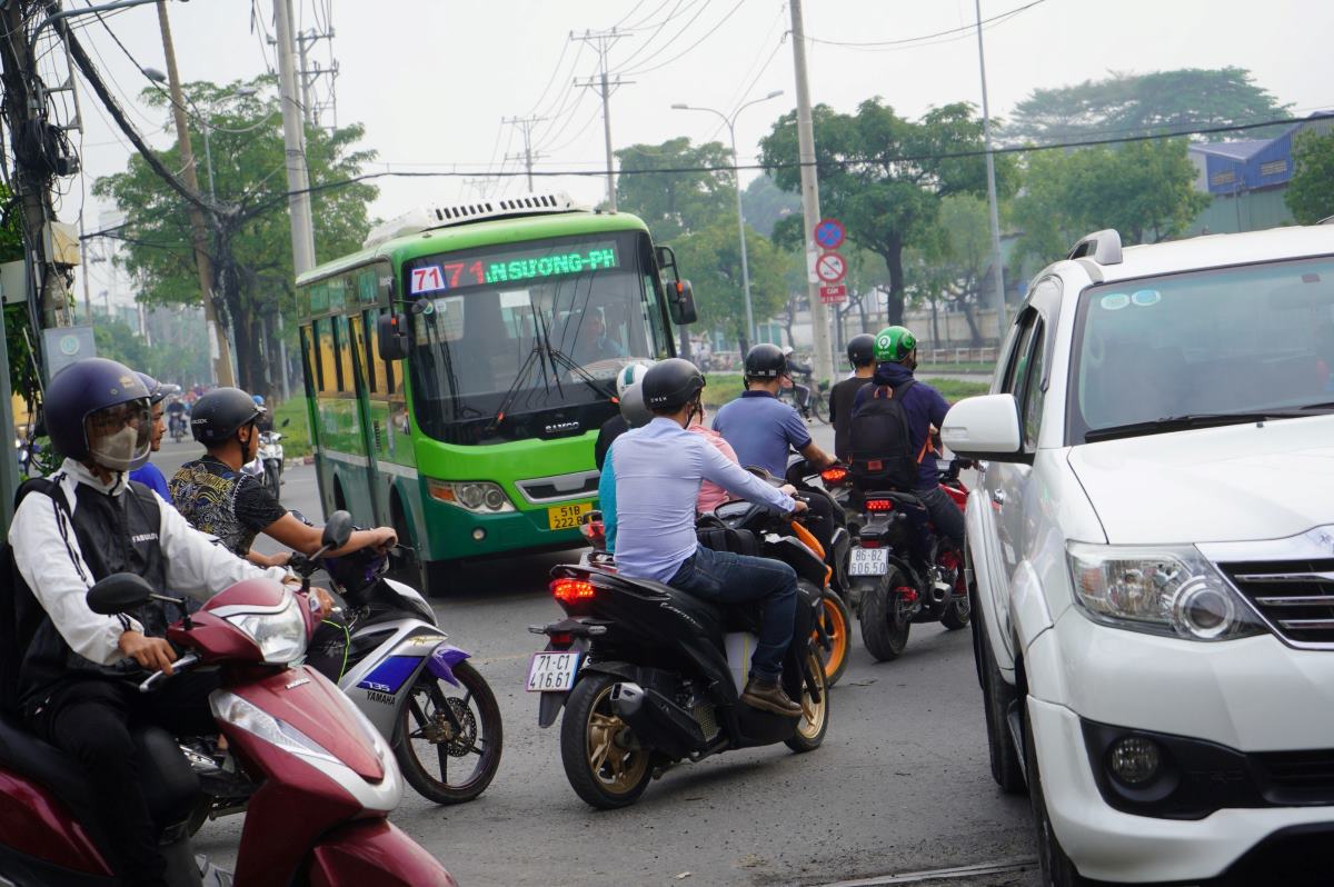 Tại đoạn giao đường Vĩnh Lộc - đường 2A kết nối vào Khu công nghiệp Vĩnh Lộc, các phương tiện di chuyển hỗn loạn, nhất là vào giờ cao điểm.