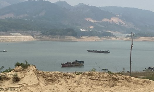 Thuyền khai thác cát trên khu vực lòng hồ thuỷ điện Ialy. Ảnh: Thanh Tuấn