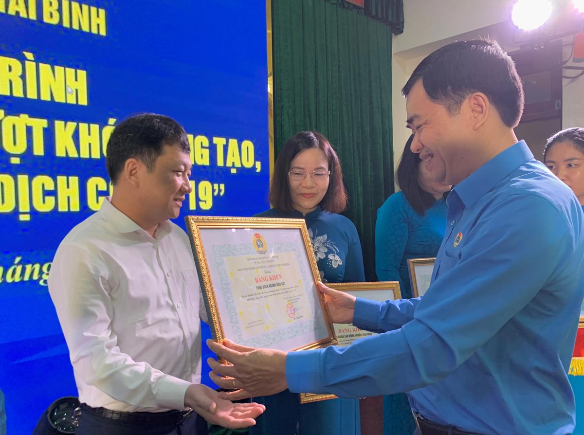 Chủ tịch LĐLĐ tỉnh Thái Bình Bùi Xuân Vinh tặng bằng khen cho tập thể, cá nhân có thành tích xuất sắc trong chương trình. Ảnh: Lương Hà